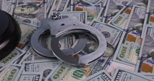 Концепция правосудия и права денежные доллары в банкнотах судья молоток с наручниками — стоковое видео