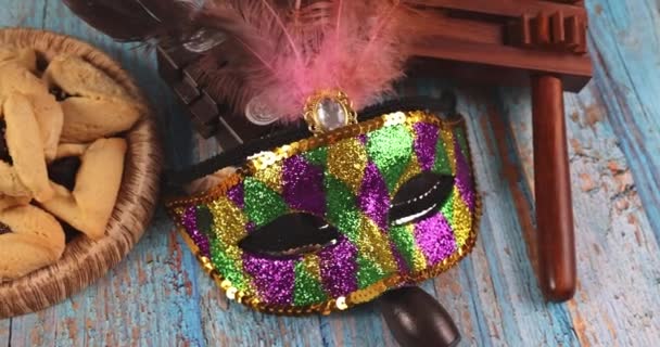Hamans orelhas biscoitos barulhento e máscara para festa Purim feriado de carnaval judaico — Vídeo de Stock