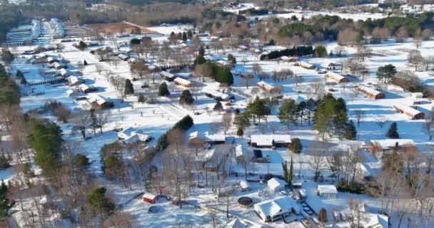 Vista aérea neve ruas cobertas, propriedades privadas idílica cidade cobre telhados estradas de asfalto que levam através de subúrbios tranquilos — Vídeo de Stock