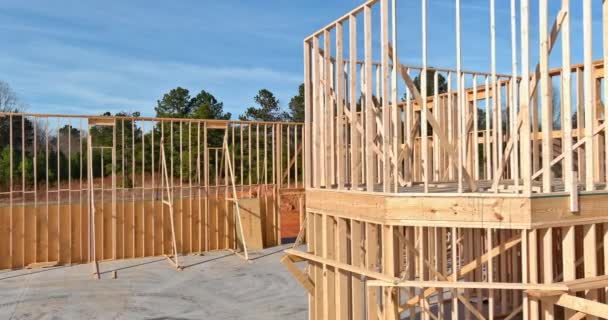 Closeup nova vara construída casa em construção sob a estrutura de enquadramento de construção de estrutura de madeira — Vídeo de Stock