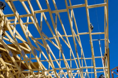 Çerçevelenmiş çatı kirişli bir binanın yeni inşaatı inşaat iskeletini kirişleştiriyor