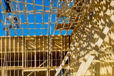 İnşaat alanında ahşap kirişlerle birleşen çerçeve kirişlerinin kurulumu