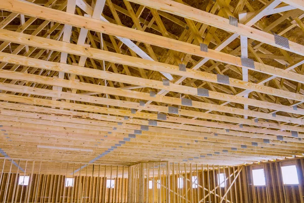 Binanın Çatı Kiriş Sisteminde Yapım Aşamasındaki Ahşap Kirişlerin Kurulumu — Stok fotoğraf