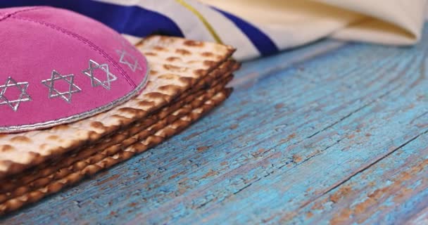 Fiesta de Pascua celebración tradicional con kosher matzah panes sin levadura de Pesaj judío — Vídeos de Stock