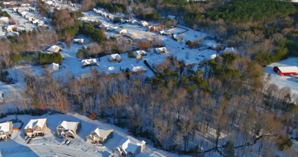 大雪纷飞的冬日小城镇住宅区的空中景观 — 图库视频影像