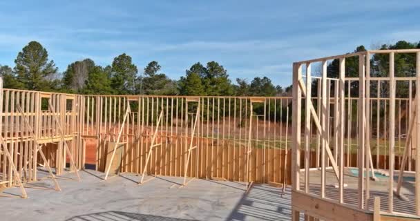 Enmarcando vigas de madera del edificio de madera nuevo palo construido casa en construcción — Vídeos de Stock