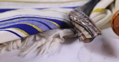 Fısıh bayramı geleneksel kutlaması dört bardak şarap Yahudi Pesach 'ında koşer matzah