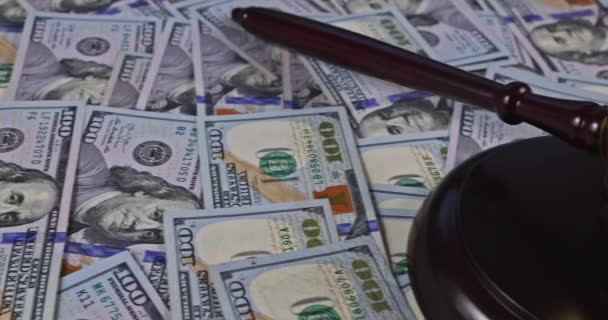 Meja hukum keadilan di gavel penghakiman kayu dengan borgol polisi dari banyak mata uang dolar AS — Stok Video