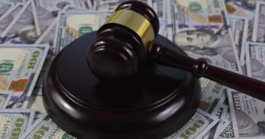 ABD bayraklı yargıç tokmağında Amerikan doları nakit para ile yolsuzluk ödeme kavramı