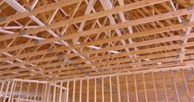 Çatı kirişlerine yakın olan standart ahşap çerçeveli bina