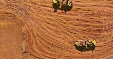 Grader kazıcıları inşaat alanındaki toprak katmanını kaldırıyor