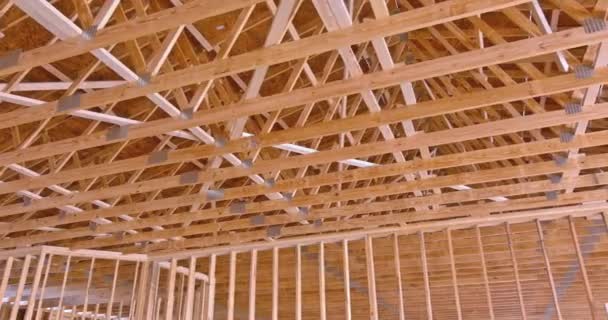 Edifício moldado de madeira padrão com closeup nas treliças do telhado — Vídeo de Stock