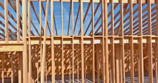 Деревянный каркасный дом в стадии строительства в пригороде новые балки, построенные со стеной — стоковое видео