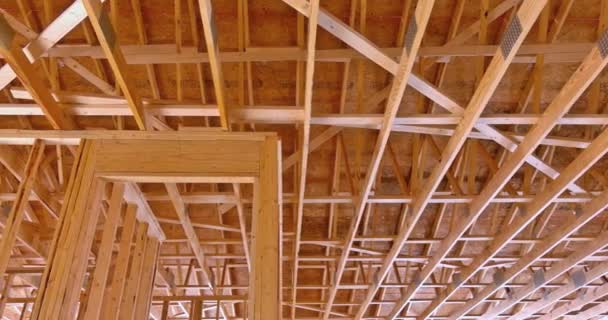 Drewniany dom szkieletowy w budowie w przedmieściach nowe belki kij zbudowany ze ściany — Wideo stockowe