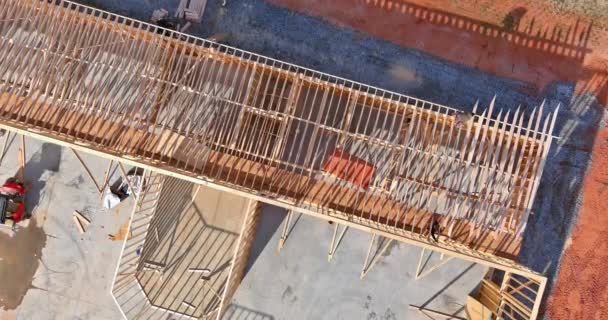 Zicht vanuit de lucht op het frame van een nieuw huis in aanbouw — Stockvideo