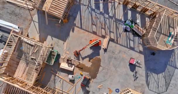 Buitenaanzicht van een nieuw huis in aanbouw die de balkenstok inlijsten — Stockvideo