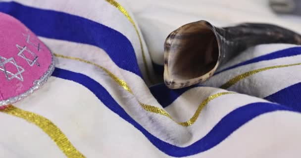 Pesach Joodse traditionele viering met torah scroll en koosjer matza op pascha vakantie — Stockvideo