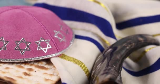 Pesaj celebración judía con matzá kosher en la fiesta tradicional de Pascua judía — Vídeos de Stock
