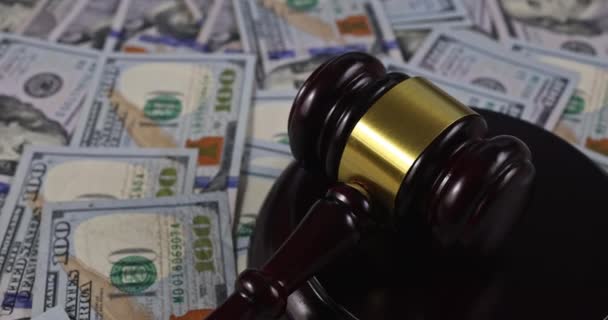 Americké dolary bankovky v hotovosti na dřevěné soudcovské kladívko a pouta, justice desk — Stock video