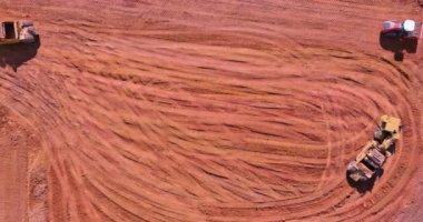 Grader, arazi hazırlıklarıyla birlikte yeni inşaat sahasında çalışıyor