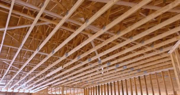 Nueva construcción residencial casas de madera marco de techo — Vídeo de stock