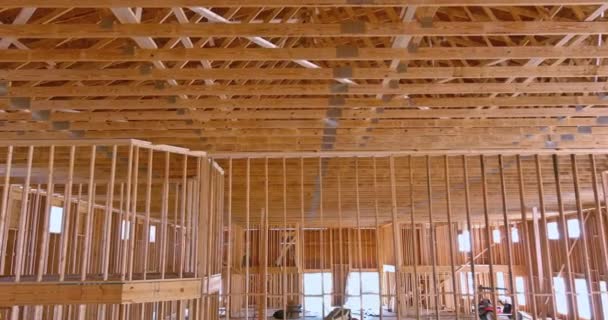 Interior vista moldura de madeira de estrutura de madeira uma nova casa de madeira em construção — Vídeo de Stock
