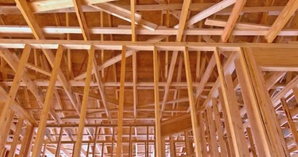 Vista interior de una casa nueva en construcción enmarcando el palo de vigas — Vídeos de Stock