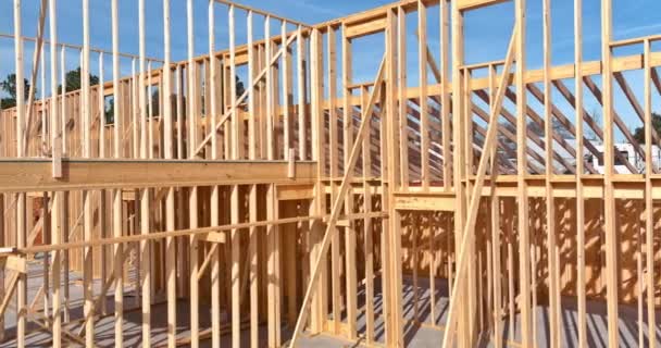 Une vue aérienne du sommet de bâton construit maison en construction avec treillis en bois, cadre de la poutre — Video