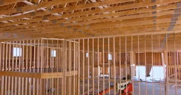 Quadro de madeira na vara construída casa residencial sob construção de moldura de feixe — Vídeo de Stock