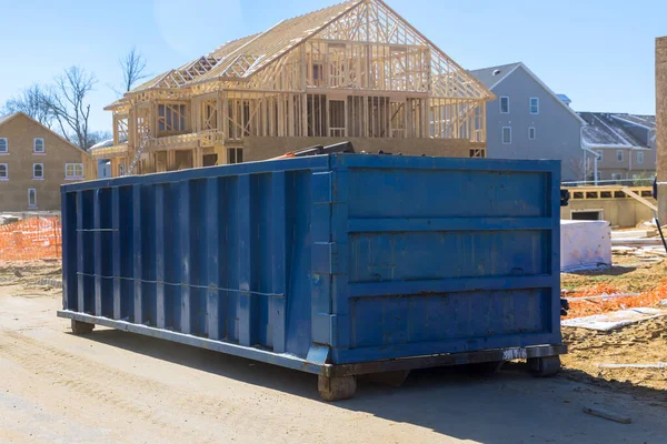 Haussanierung Wartung Eines Beladenen Müllcontainers Der Nähe Einer Baustelle — Stockfoto