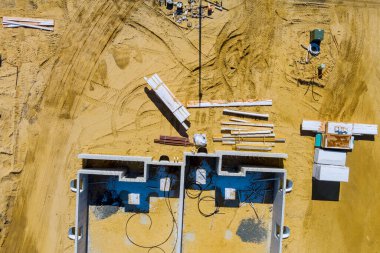 Banliyölerdeki yeni ev inşaatının temeli tamamlanmamış.