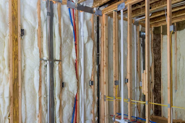 舒适温暖的家 经济实惠 建筑绝缘岩石羊毛保温材料在木制框架中用于今后的墙体冷障 — 图库照片