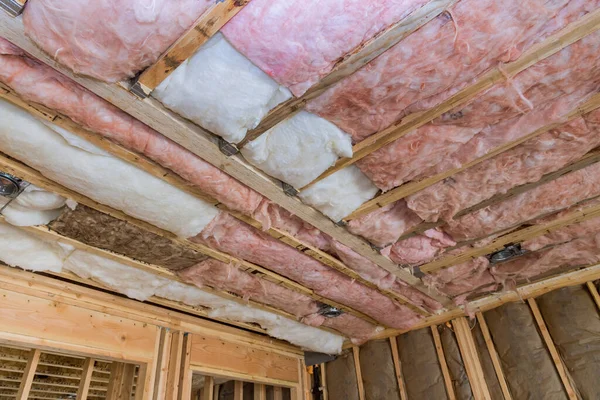 木製の天井のプライベートハウスの近くの傾斜壁に木製のフレームにミネラルガラスウール繊維ガラスで壁を暖める — ストック写真