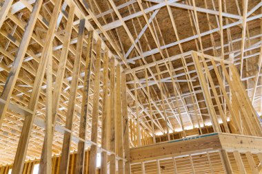 İnşaat altındaki yeni ev ahşap çerçeve kirişleri iç görünüş çubuğu
