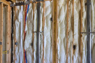 Kaya yünü yalıtımı için sıcak ev inşaatı. Soğuk bariyer için gelecekte duvarlar için ahşap çerçevede.