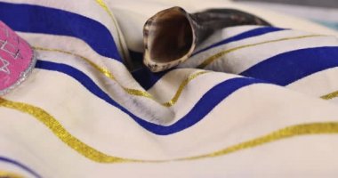 Musevi bayramı için Torah parşömenli Pesach İsrail matzah ekmeği