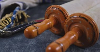 Torah 'ın kutsal kitabının olduğu Yahudi dini sembolleri bir işaretçi.