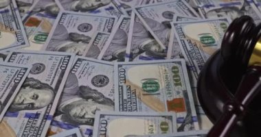 Elleri kelepçeli tahtadan yargıç tokmağı mahkemede yüz dolarlık banknotlardan.