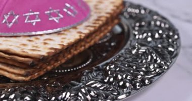 Pesach Yahudi kutlaması geleneksel Yahudi bayramında koşer matzah ile