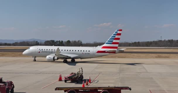 Avião da American Airlines se preparando na pista de pouso para decolar no Aeroporto Internacional GSP Greenville-Spartanburg — Vídeo de Stock
