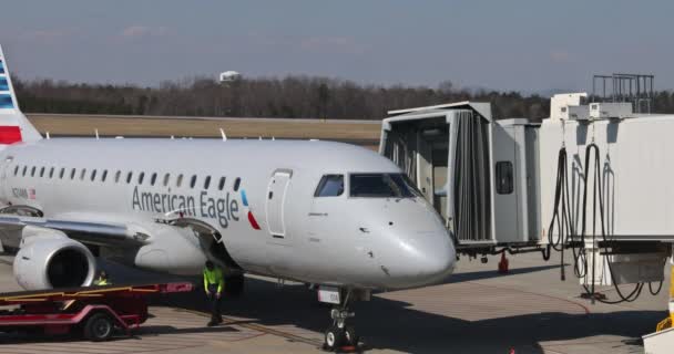 American Airline letadlo po přistání v GSP k mezinárodnímu terminálu vyslanců rampy pracovníci přinášející letadlo k bráně — Stock video