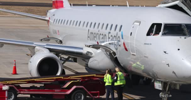 アメリカン航空からの飛行機の飛行前に地上サービスを備えた空港での飛行機 — ストック動画