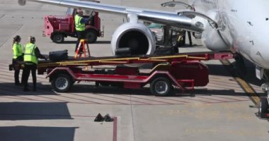 Amerikan Havayolları 'na çanta ve bavulları boşaltmadan önce uçuş hazırlığı.