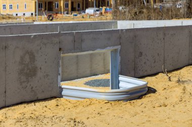 Bodrum inşaatı için uygun yeni bir ev kurulum penceresi üzerinde ikamet