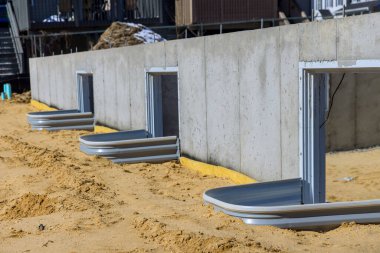 Bodrum inşaatı için uygun yeni bir ev kurulum penceresi üzerinde ikamet