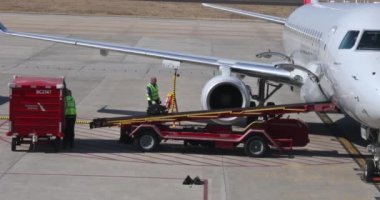 GSP Greenville-Spartanburg Uluslararası Havalimanı 'nda uçuştan önce uçağa çantalar ve bavullar yükleniyor.