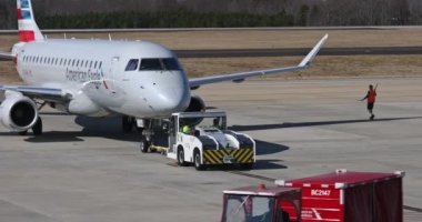 Amerikan Hava Yolları 'nın GSP Greenville-Spartanburg Uluslararası Havalimanı' ndaki terminalden piste kadar uçak hazırlığı ve çekilmesi