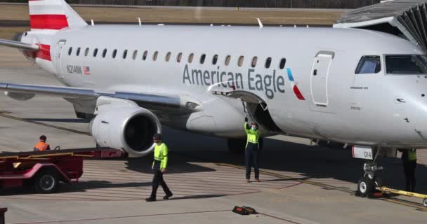 Utsikt over fly fra American Airlines ved forberedelse av fly under flyging i GSP Greenville-Spartanburg internasjonale lufthavn – stockvideo