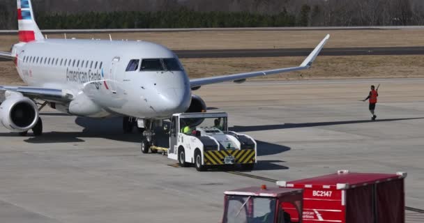 Vorbereitung und Abschleppen des Flugzeugs der American Airlines vom Terminal auf die Landebahn des GSP Greenville-Spartanburg International Airport — Stockvideo