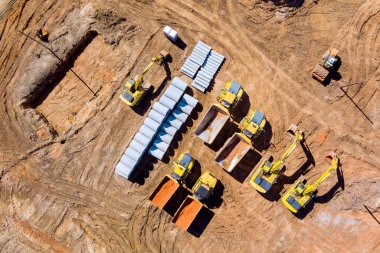 İnşaat alanı için ağır traktör kazıcılı hazırlık arazisi peyzaj yaparak yeryüzünü hizaladı.